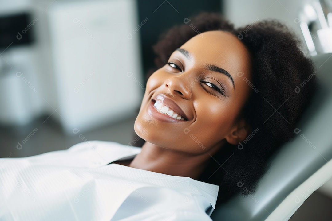 Uma bela paciente negra adulta cliente em uma clínica odontológica