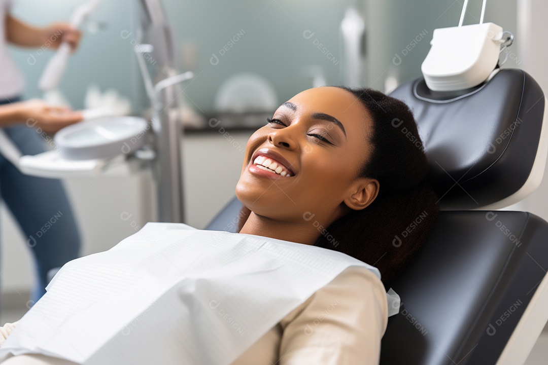 Uma bela paciente negra adulta cliente em uma clínica odontológica