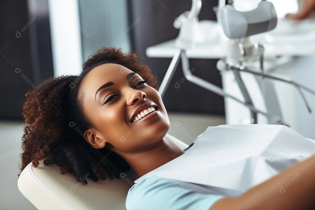 Uma bela paciente negra adulta cliente em uma clínica odontológica