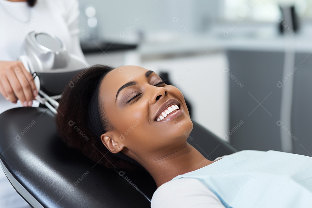 Uma bela paciente negra adulta cliente em uma clínica odontológica