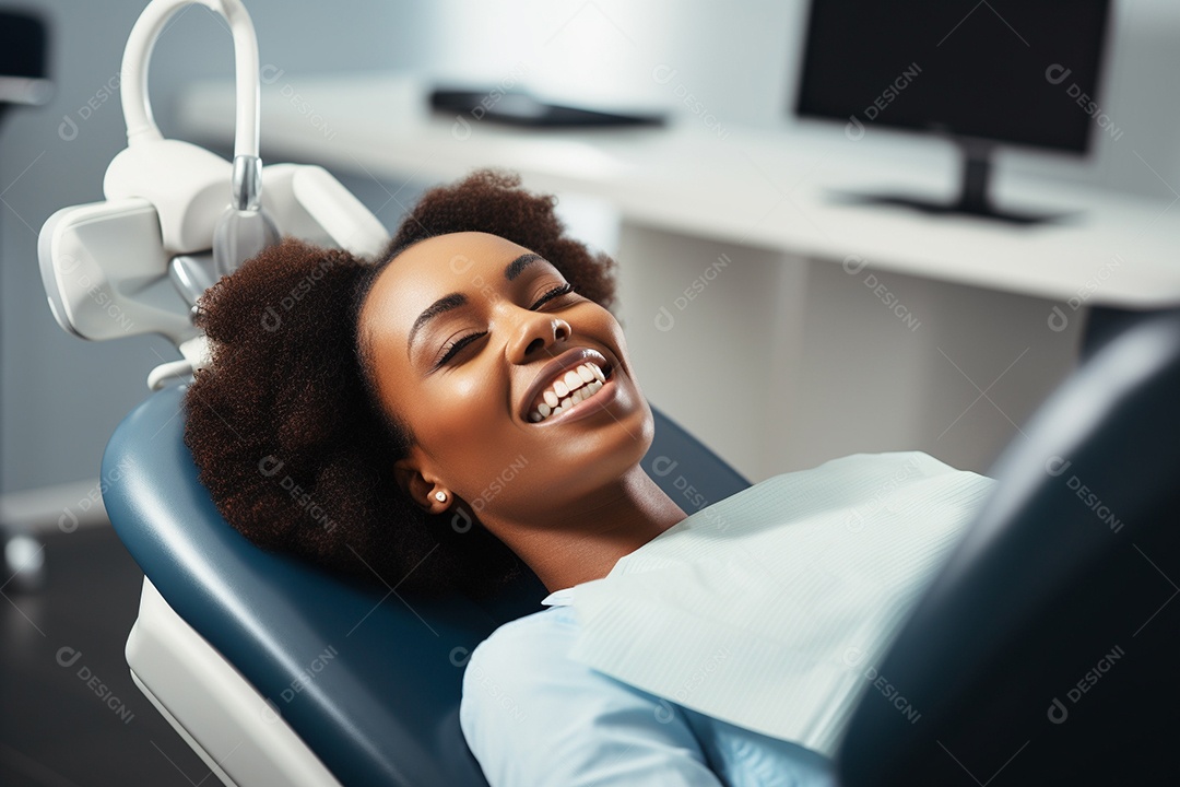 Uma bela paciente negra adulta cliente em uma clínica odontológica