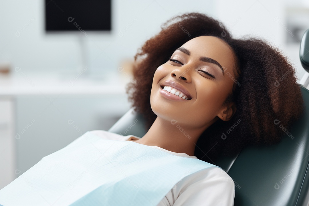 Uma bela paciente negra adulta cliente em uma clínica odontológica