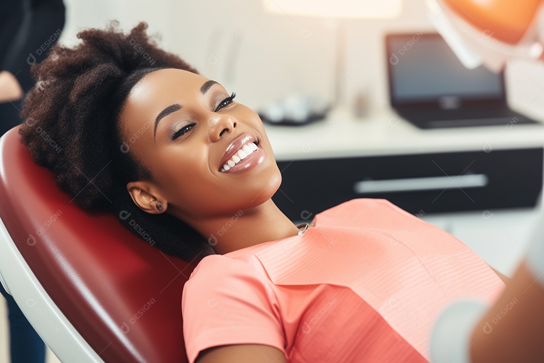 Uma bela paciente negra adulta cliente em uma clínica odontológica