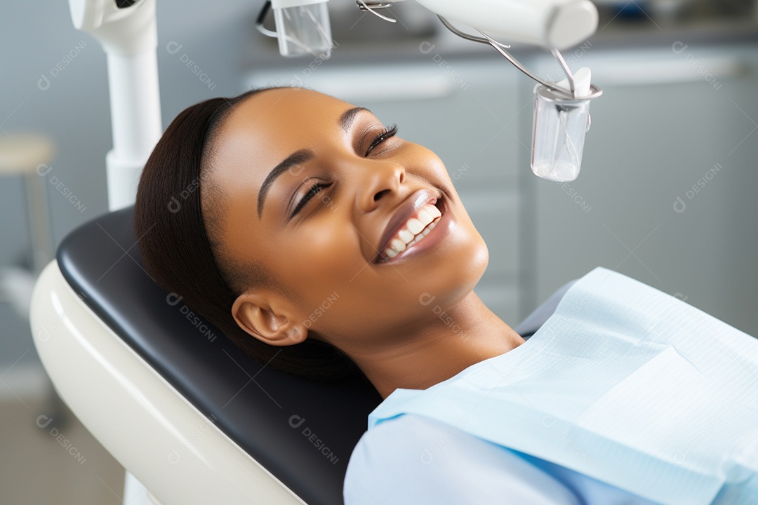 Uma bela paciente negra adulta cliente em uma clínica odontológica