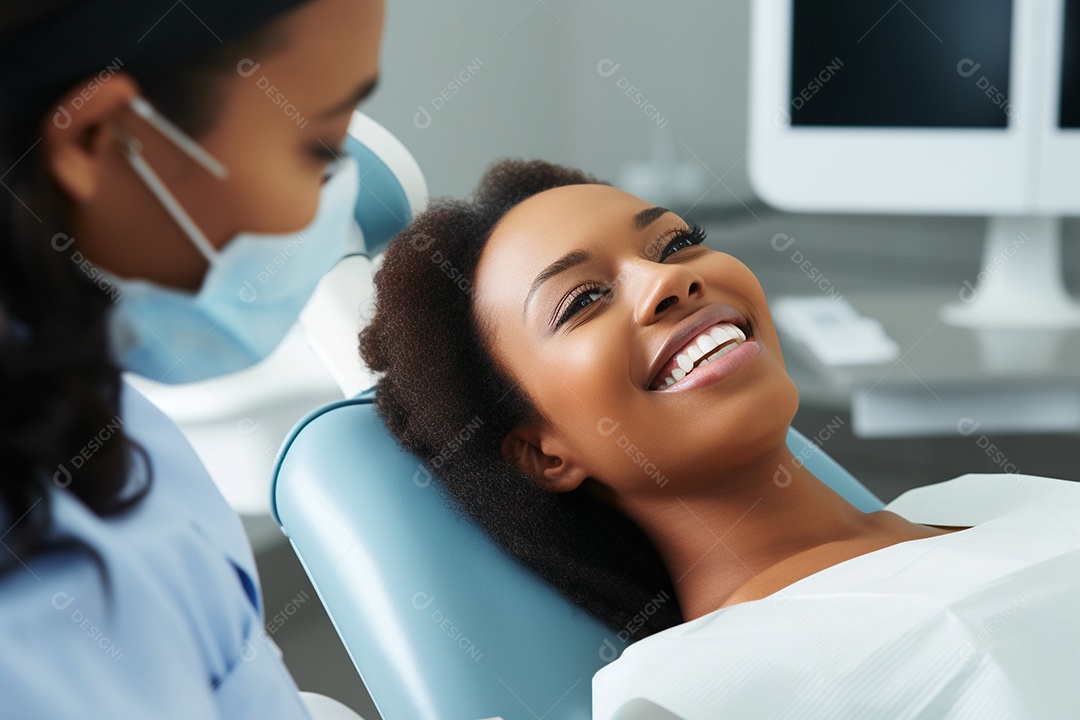 Uma bela paciente negra adulta cliente em uma clínica odontológica