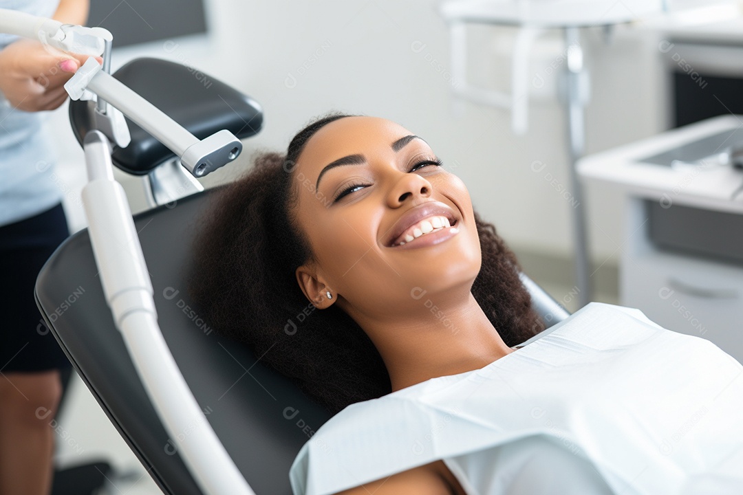 Uma bela paciente negra adulta cliente em uma clínica odontológica