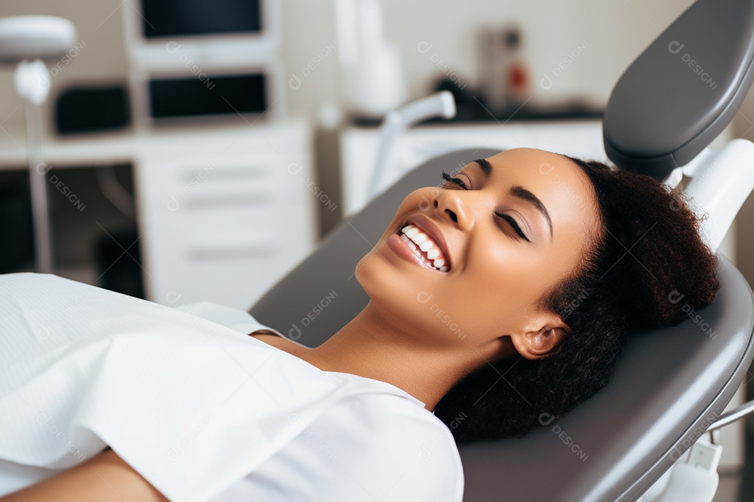 Um belo paciente negro adulto e idoso em uma clínica odontológica