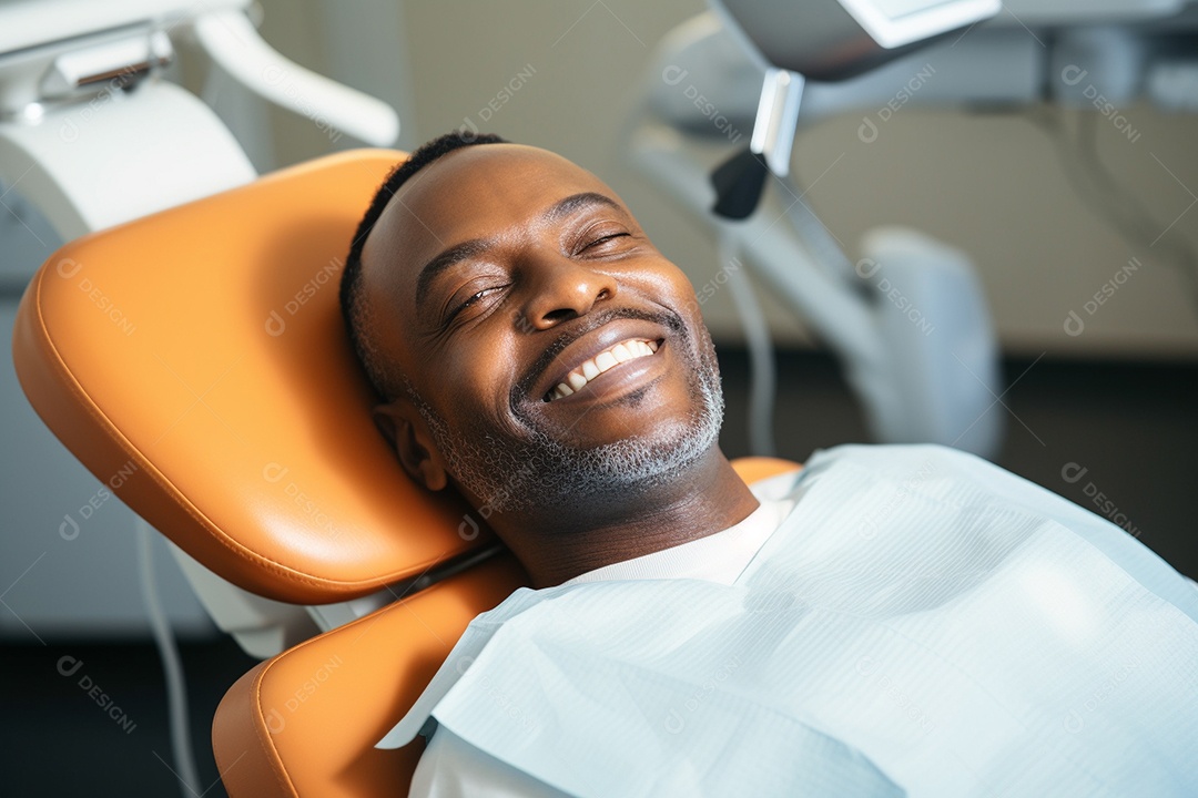 Um belo paciente negro adulto e idoso em uma clínica odontológica