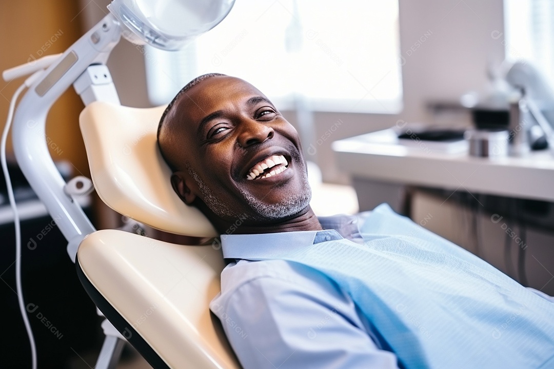 Um belo paciente negro adulto e idoso em uma clínica odontológica