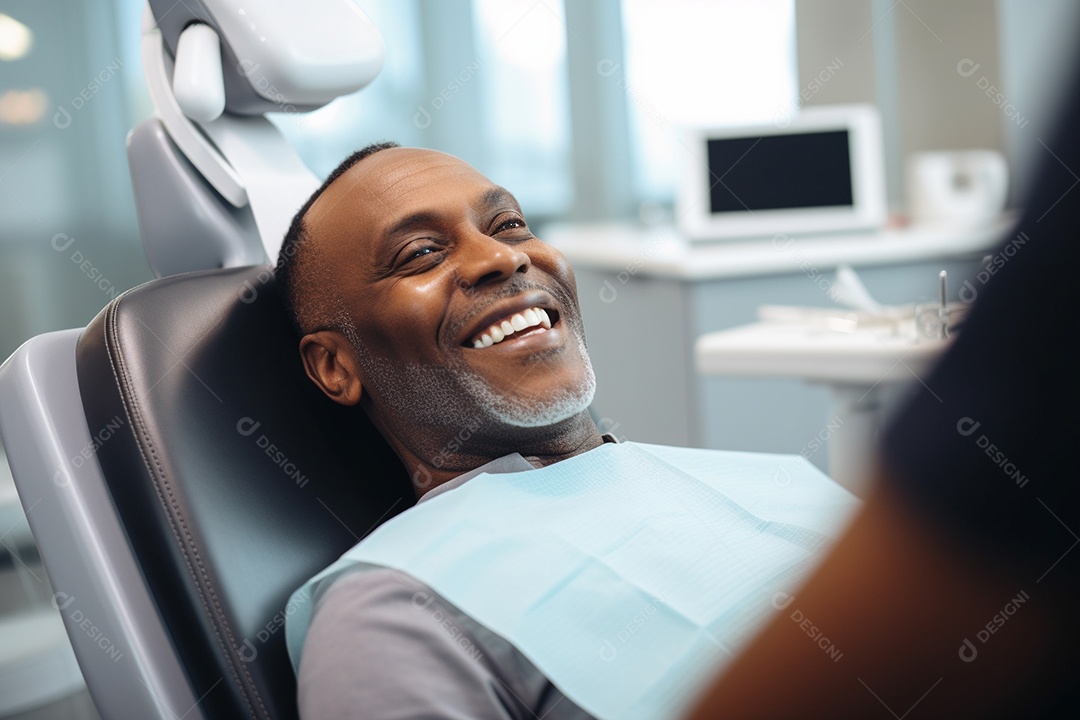 Um belo paciente negro adulto e idoso em uma clínica odontológica