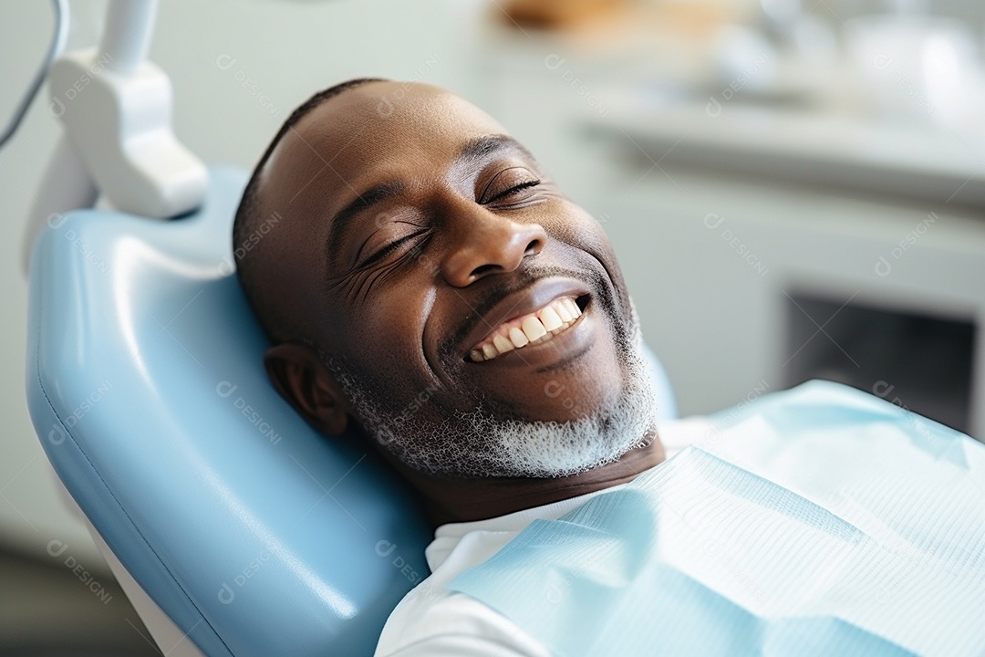 Um belo paciente negro adulto e idoso em uma clínica odontológica