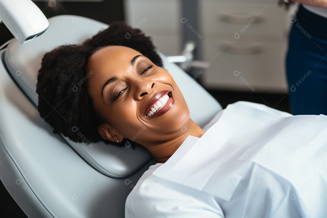 Uma bela paciente adulta em uma clínica odontológica