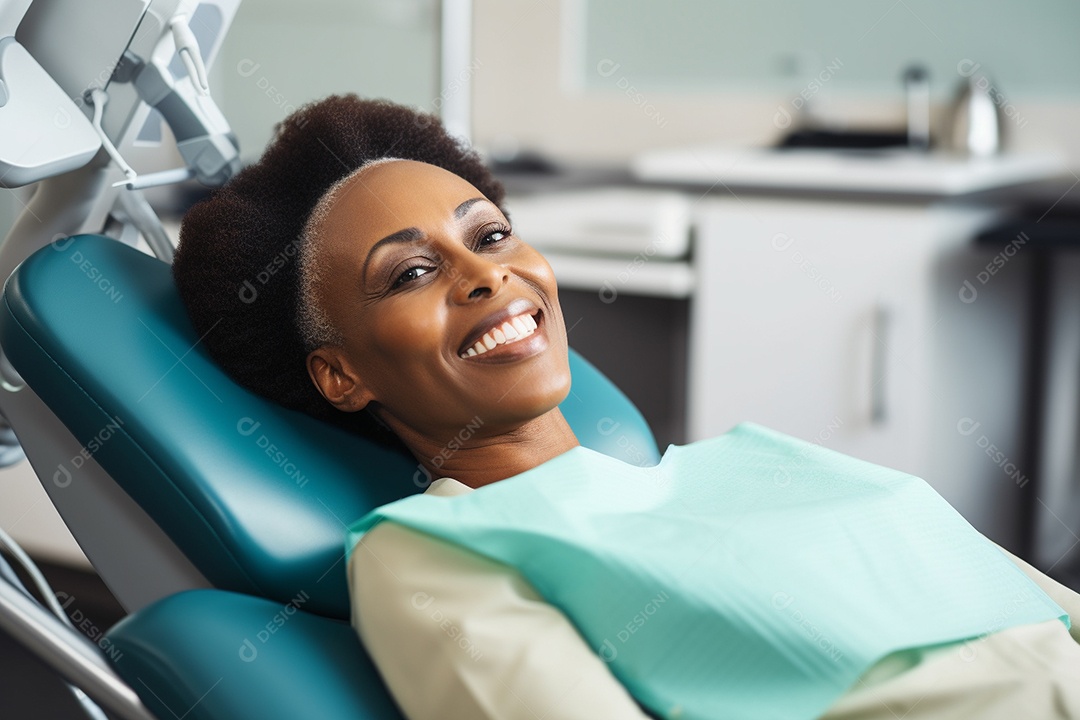 Uma bela paciente adulta em uma clínica odontológica