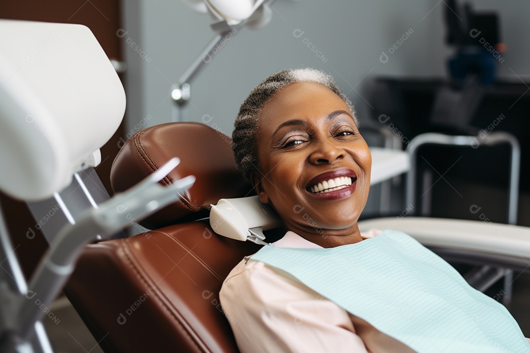 Uma bela paciente adulta em uma clínica odontológica