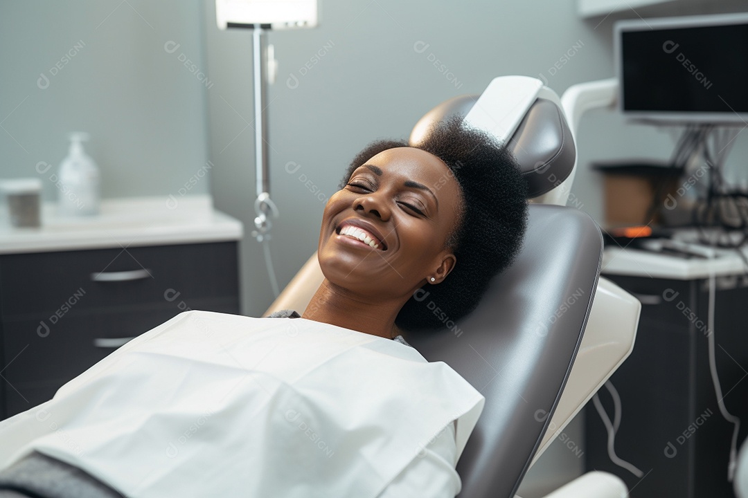 Uma bela paciente adulta em uma clínica odontológica