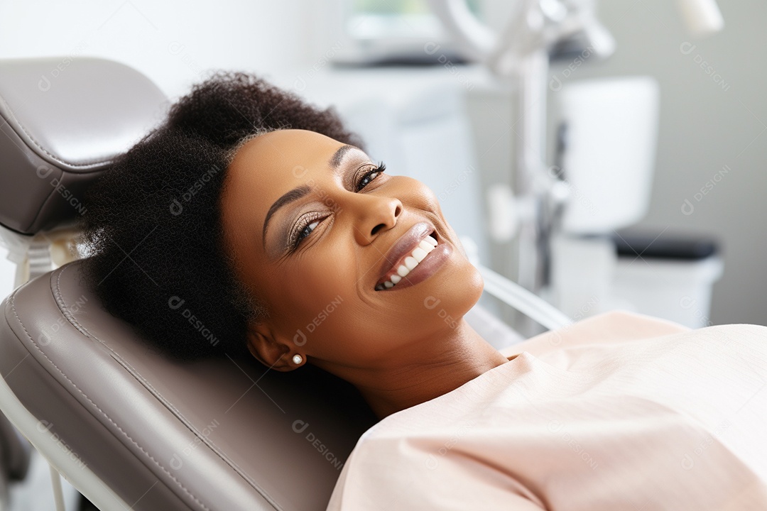 Uma bela paciente adulta em uma clínica odontológica