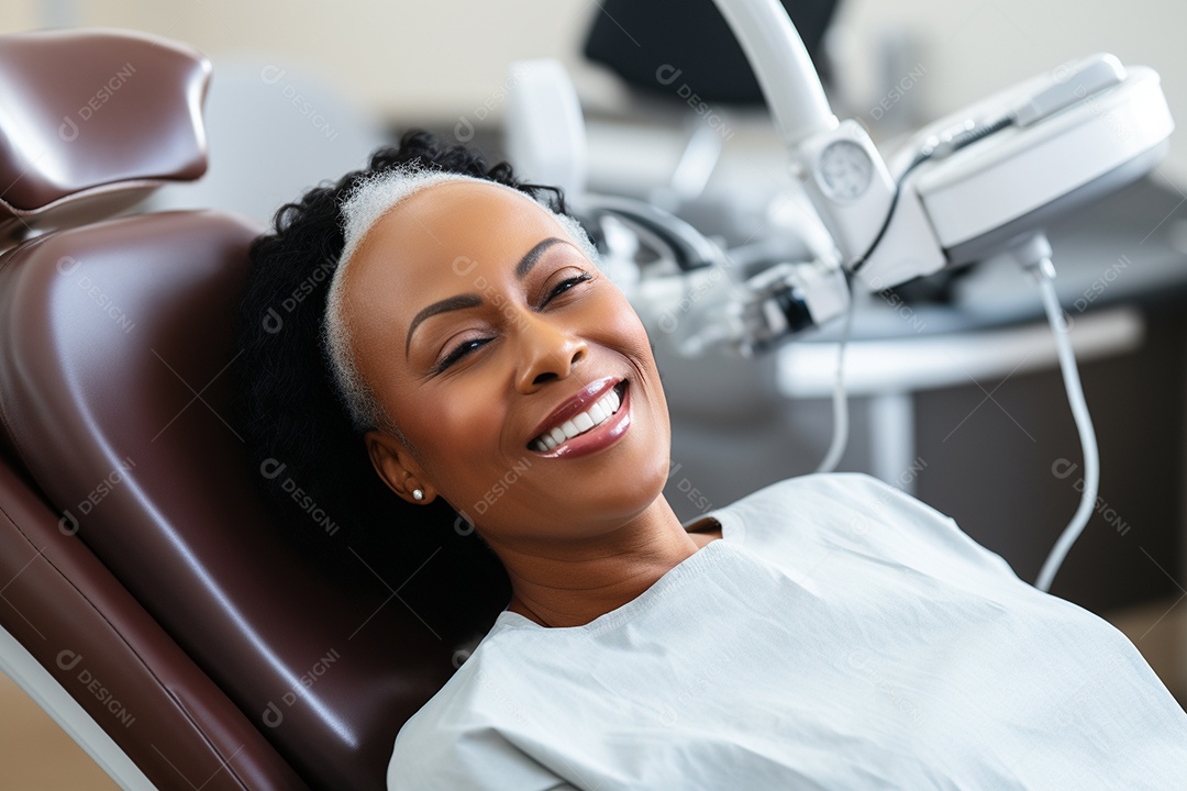 Uma bela paciente adulta em uma clínica odontológica