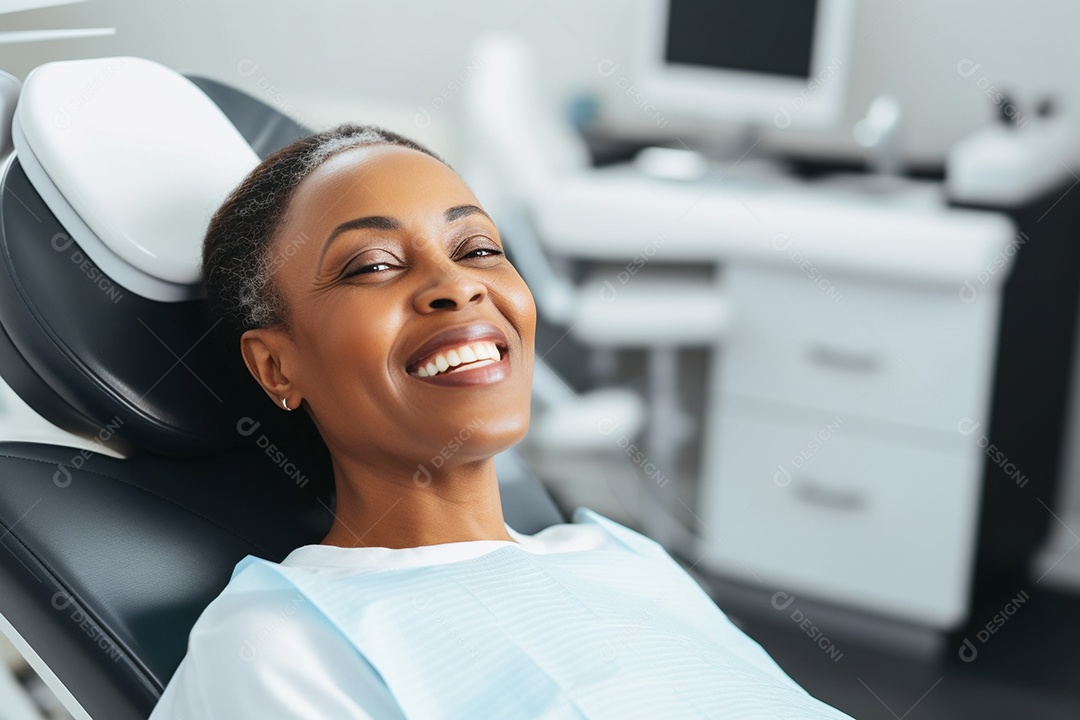 Uma bela paciente adulta em uma clínica odontológica