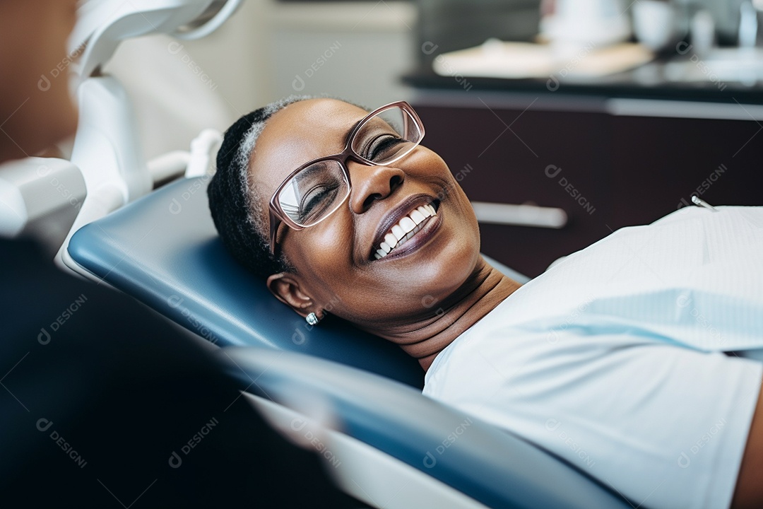 Uma bela paciente adulta em uma clínica odontológica