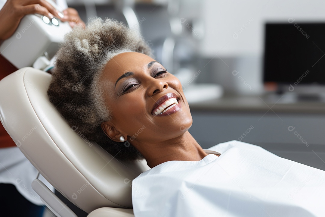 Uma bela paciente adulta em uma clínica odontológica