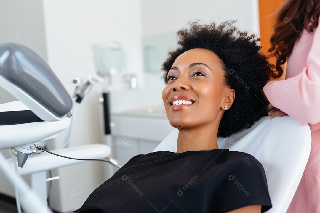 Uma bela paciente adulta em uma clínica odontológica