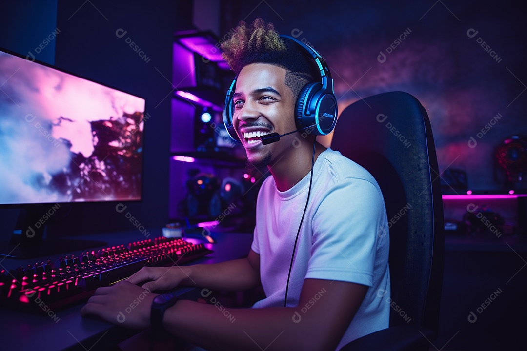 Um jogador bonito jogando em seu console de computador pc