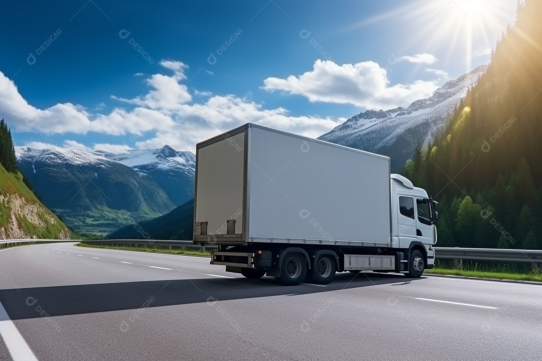 Uma van de carga branca com um trailer vazio em branco