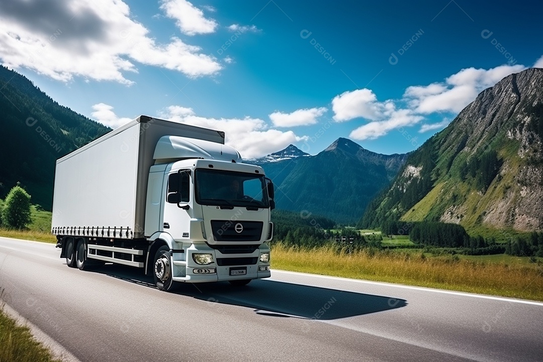 Caminhão de carga branco com um trailer vazio em branco para anúncio em uma rodovia na Europa