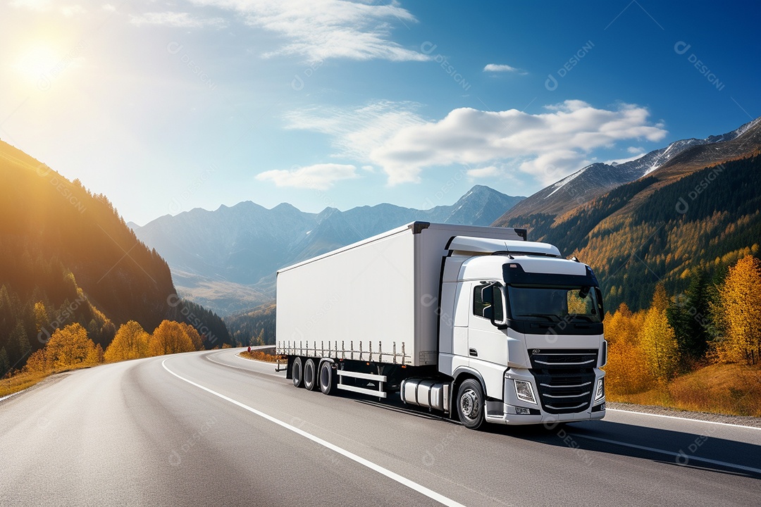 Caminhão de carga branco com um trailer vazio em branco para anúncio em uma rodovia na Europa