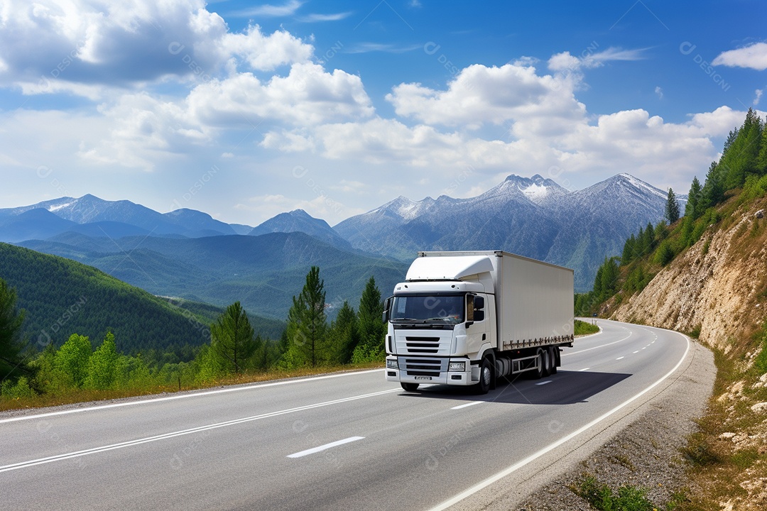 Caminhão de carga branco com um trailer vazio em branco para anúncio em uma rodovia na Europa