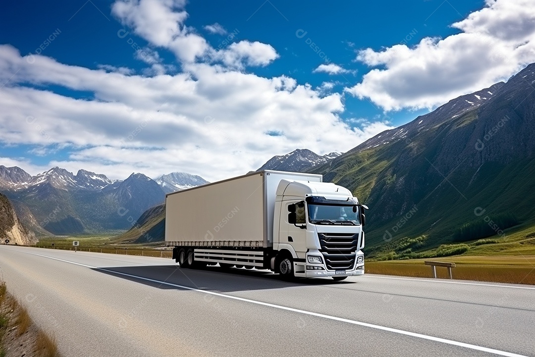 Caminhão de carga branco com um trailer vazio em branco para anúncio em uma rodovia na Europa