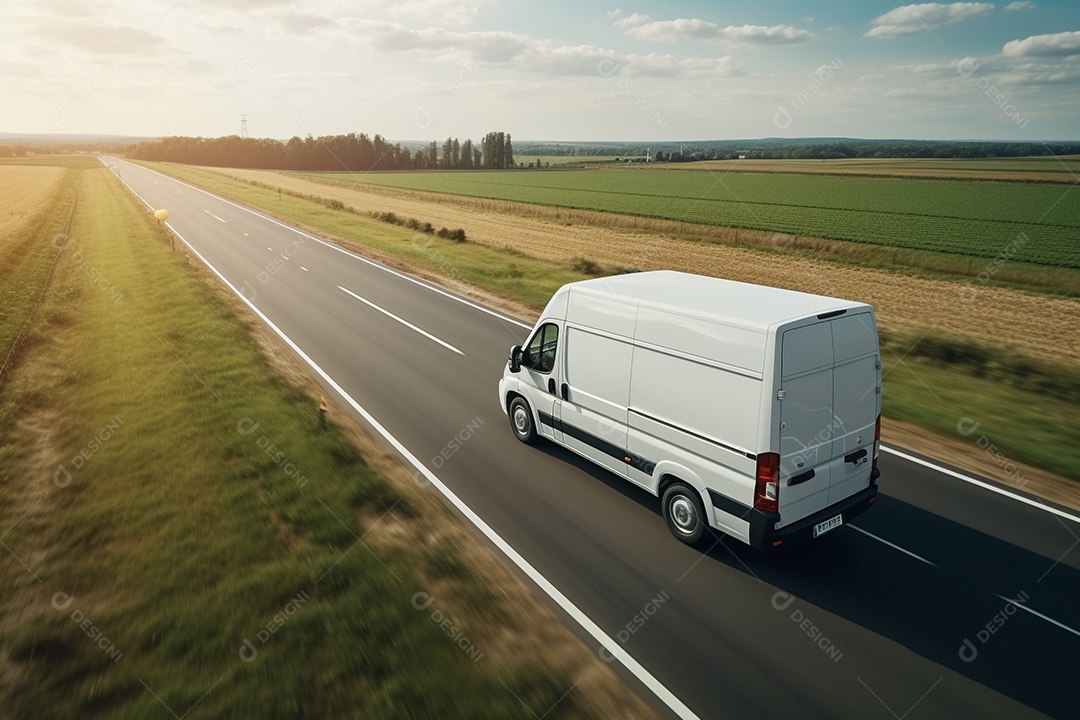 Uma van de carga branca com um trailer vazio em branco