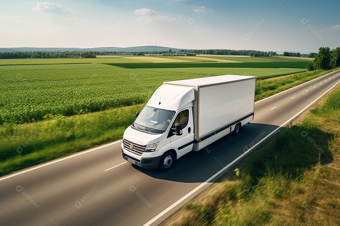 Uma van de carga branca com um trailer vazio em branco