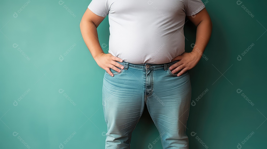 Homem obeso com mãos nas cintura