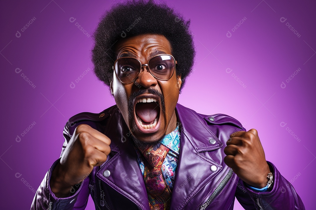 Homem afro-americano gesticulando sobre fundo roxo
