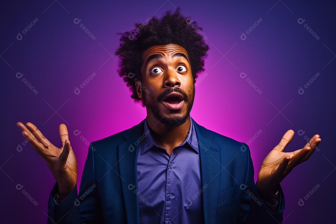 Homem afro-americano gesticulando sobre fundo roxo
