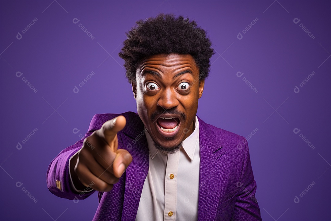 Homem afro-americano gesticulando sobre fundo roxo
