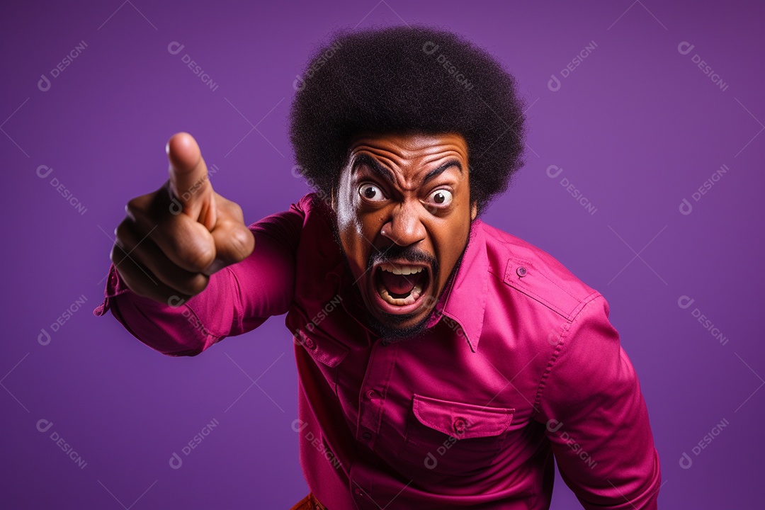 Homem afro-americano gesticulando sobre fundo roxo