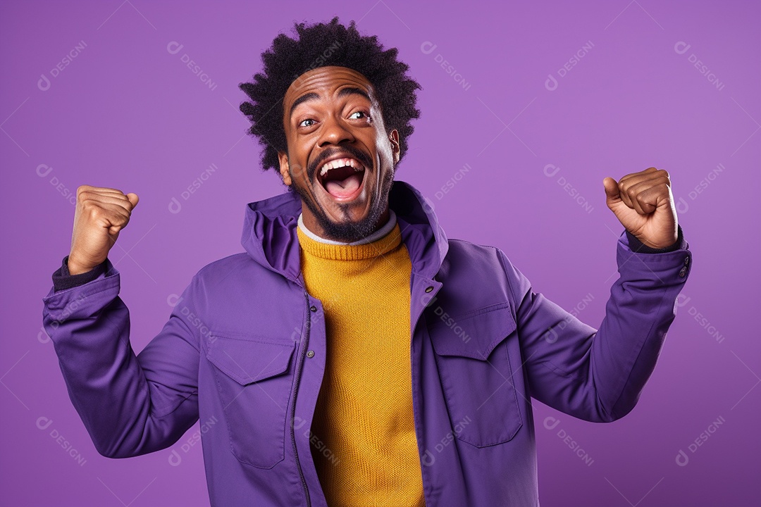Homem afro-americano gesticulando sobre fundo roxo