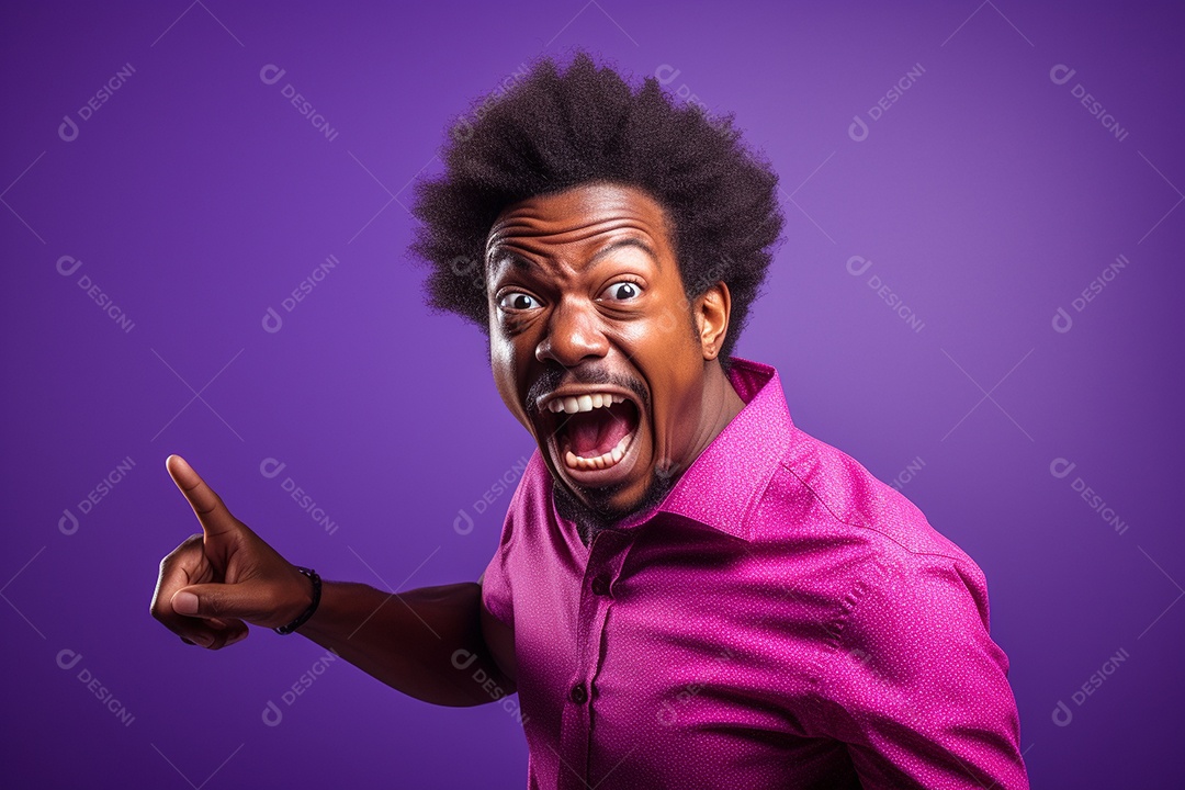 Homem afro-americano gesticulando sobre fundo roxo