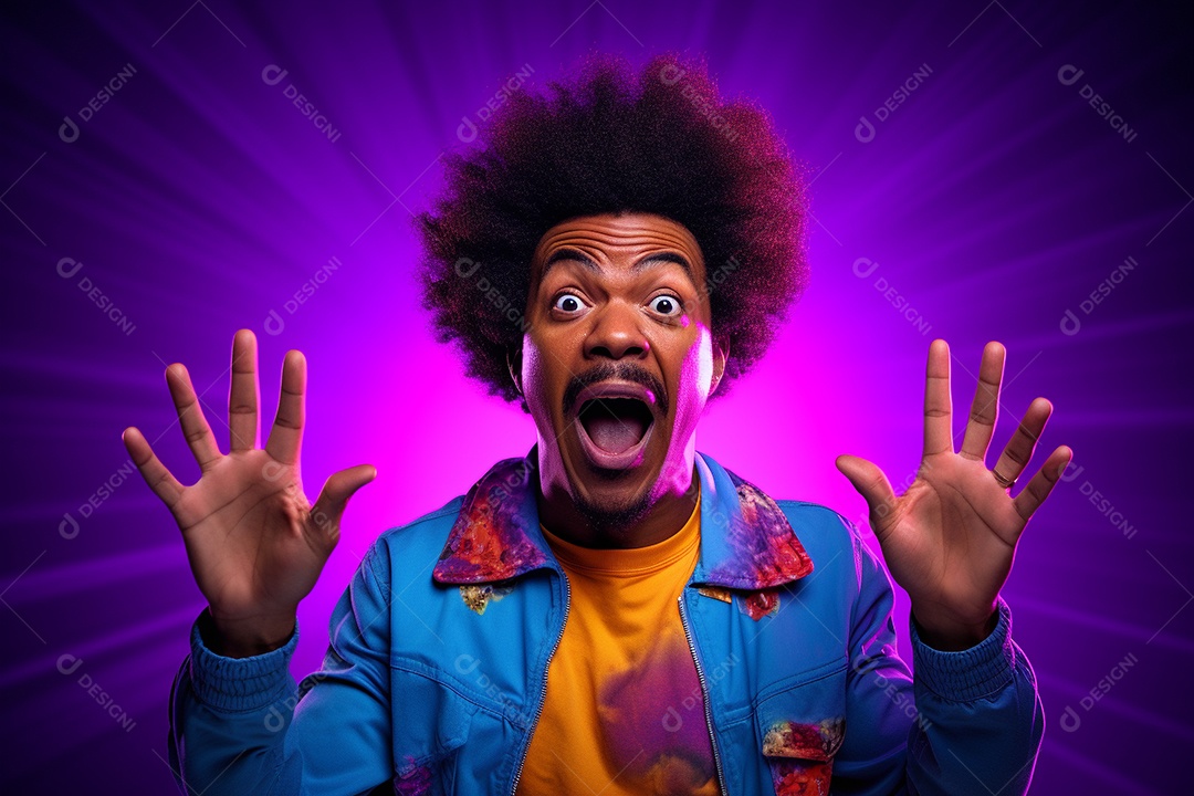 Homem afro-americano gesticulando sobre fundo roxo