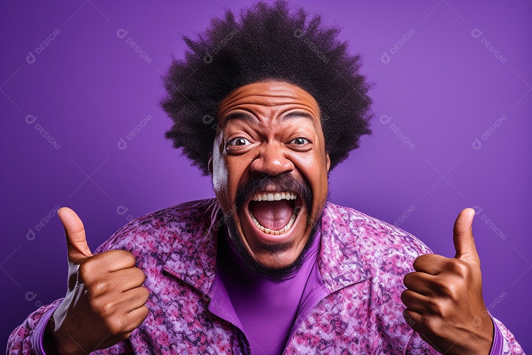 Homem afro-americano gesticulando sobre fundo roxo