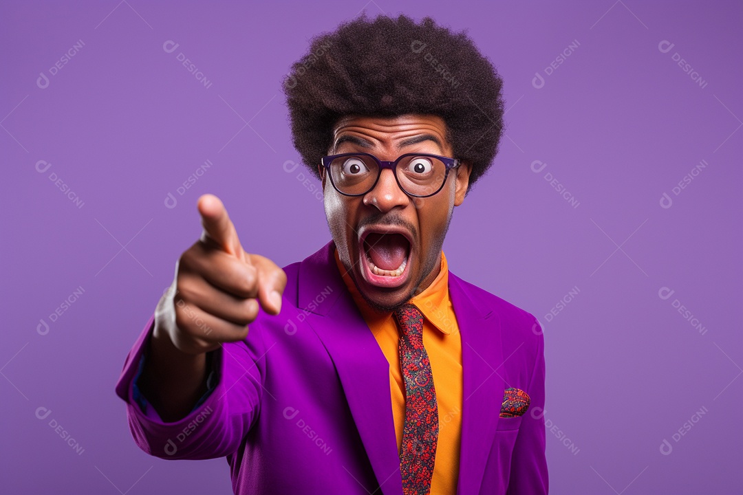 Homem afro-americano gesticulando sobre fundo roxo