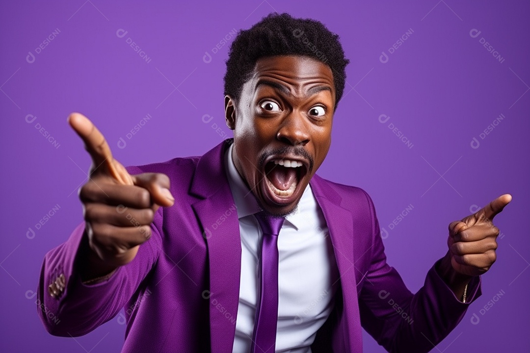 Homem afro-americano gesticulando sobre fundo roxo