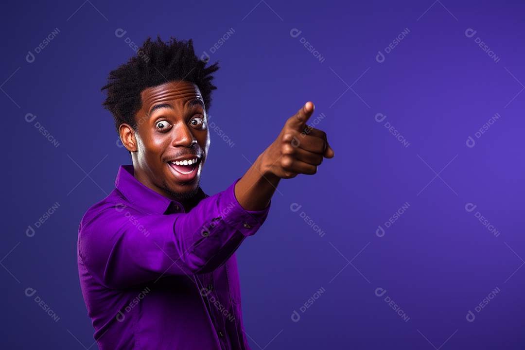 Homem afro-americano gesticulando sobre fundo roxo