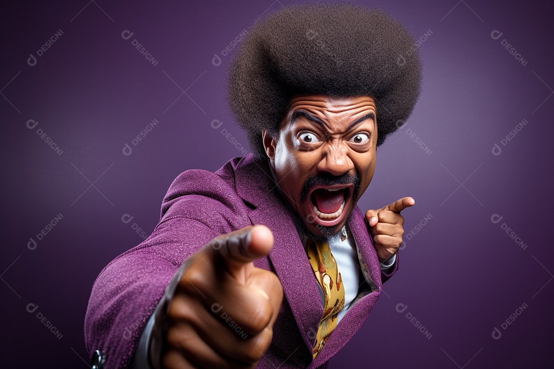 Homem afro-americano gesticulando sobre fundo roxo
