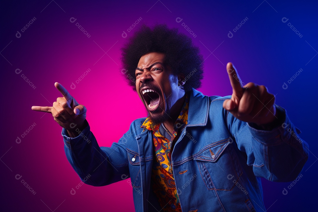 Homem afro-americano gesticulando sobre fundo roxo
