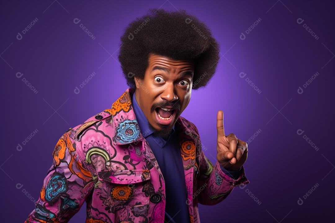 Homem afro-americano gesticulando sobre fundo roxo