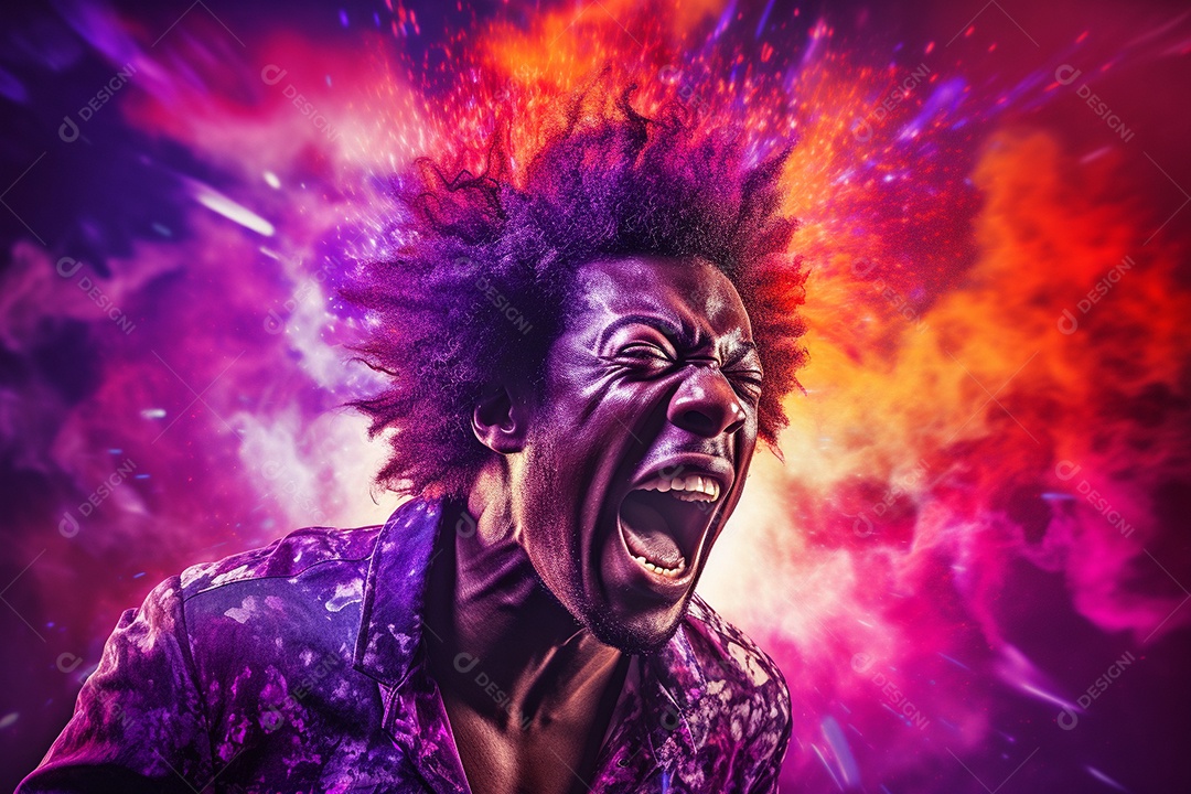 Homem jovem feliz cem uma balada sobre fundo desfocado