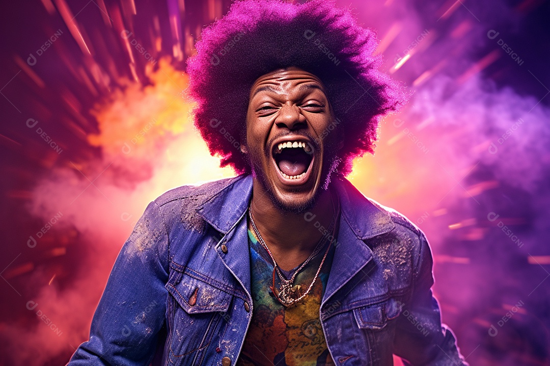 Homem jovem feliz em uma balada sobre fundo desfocado